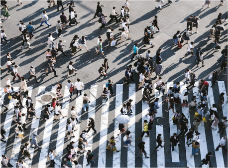 Calle con personas caminando 